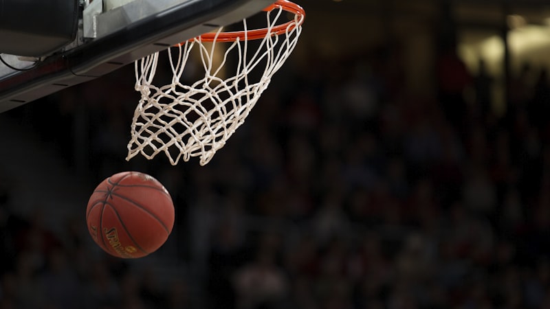 NBA篮球比赛中，湖人队球员勒布朗·詹姆斯持球突破上篮的精彩瞬间